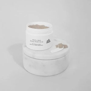 Peeling con arcilla mediterránea en polvo con propiedades seboreguladoras y exfoliantes que ayudan a mejorar la textura de tu piel.