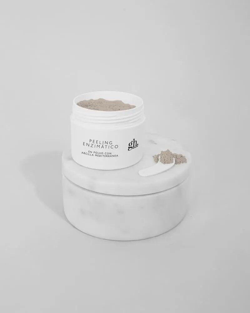 GEMA HERRERÍAS PEELING MASCARILLA CON ARCILLA Peeling con arcilla mediterránea en polvo con propiedades seboreguladoras y exfoliantes que ayudan a mejorar la textura de tu piel.