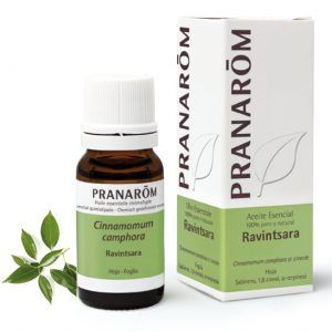Aceite esencial de ravintsara formulado para reforzar el sistema inmunitario. También se le atribuyen propiedades relajantes y calmantes